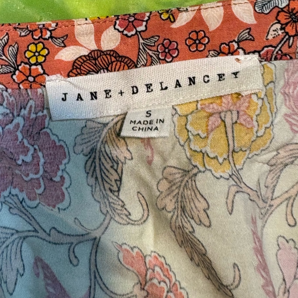 Jane & Delancey Mixed Floral Bohemian Top v-neckline tassel ties retro small - Picture 6 of 8